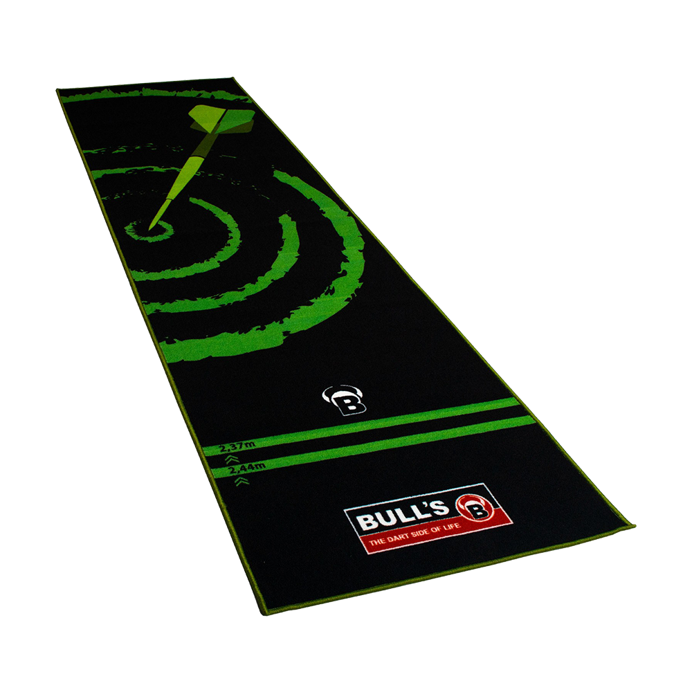 Das Bild zeigt den Bulls Carpet-Mat Teppich 140 in Grün. Auf dem Teppich sind ein Dartpfeil-Motiv und Markierungen für Entfernungen aufgedruckt.
